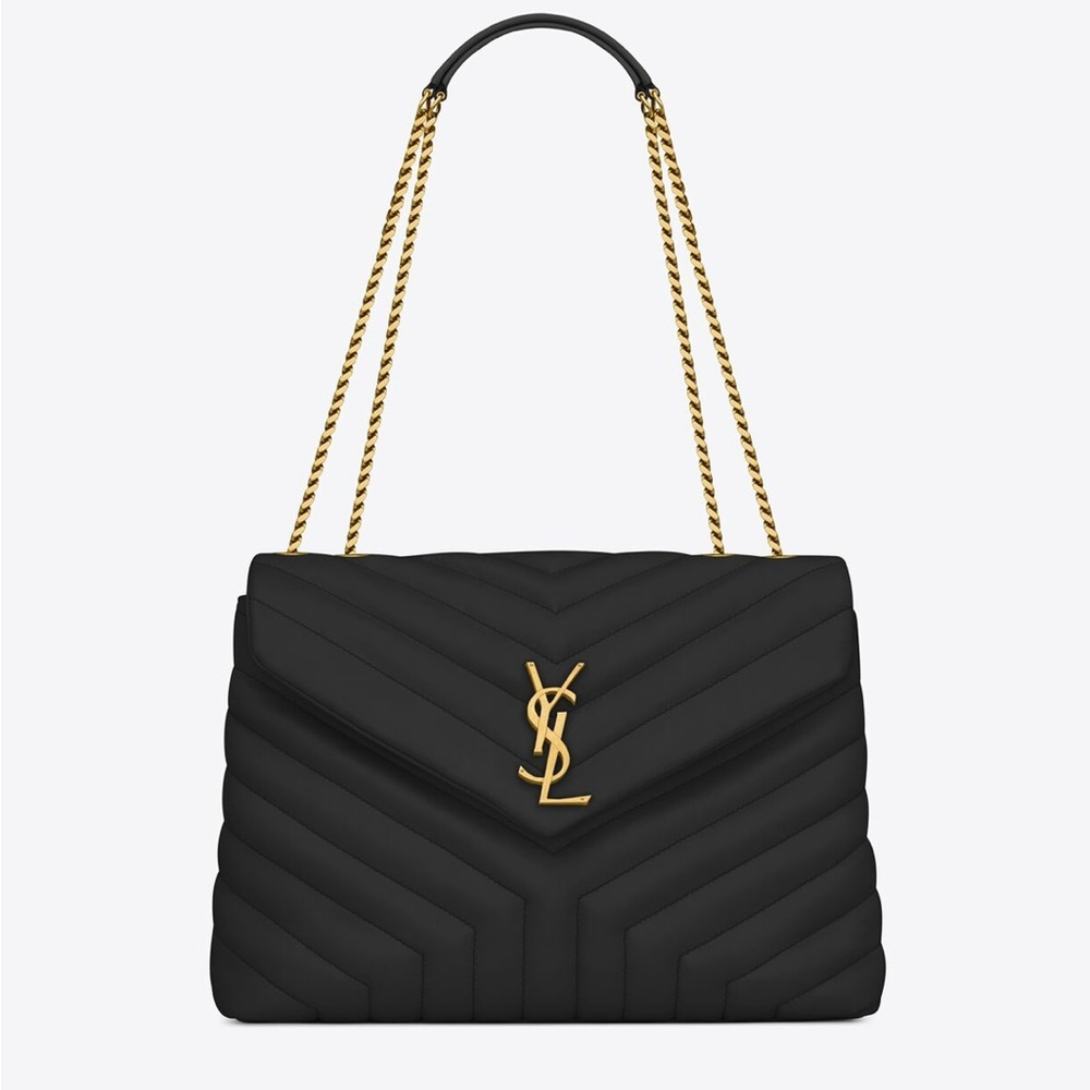 ENVELOPE BAG WITH ICONIC CHEVRON QUILT OVERSTITCHING.
